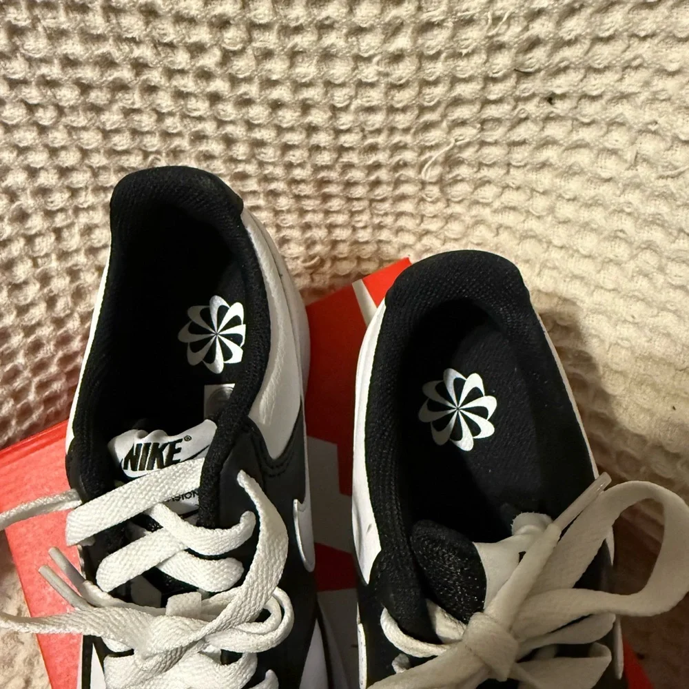 Nike Black and White Women's Sneakers - Picture 6 of 7